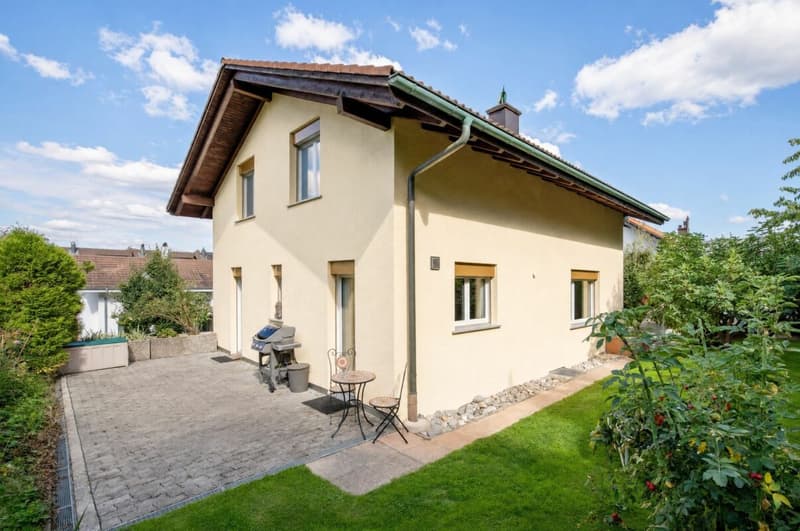 Aussenansicht von Südwesten mit grossem Sitzplatz