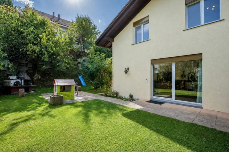 Schöne Aussenfläche auf der Ostseite mit Grillplatz