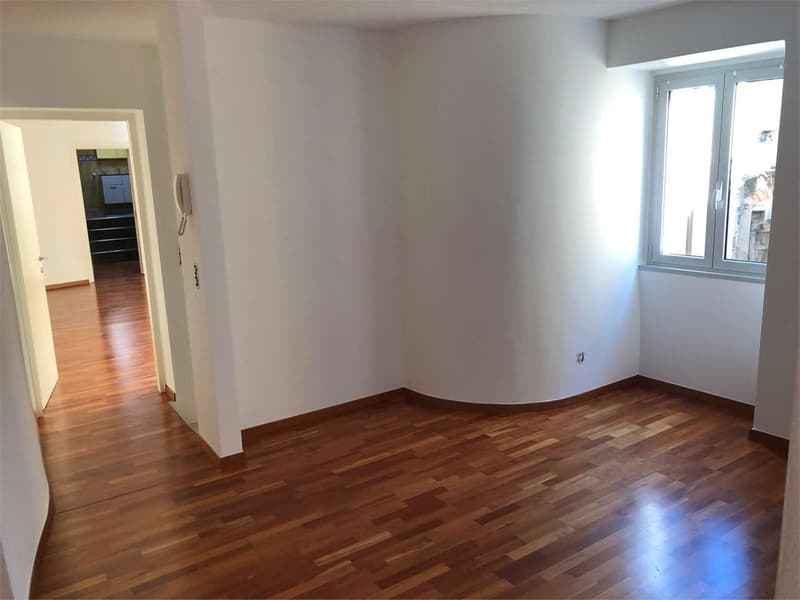 MELANO - in centro paese affittiamo un 4.5 loc. duplex (12)