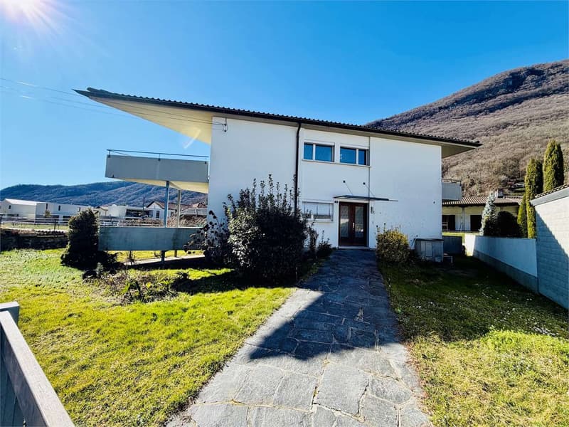 Casa bifamiliare con piscina, giardino e vista panoramica a Riva San V (1)