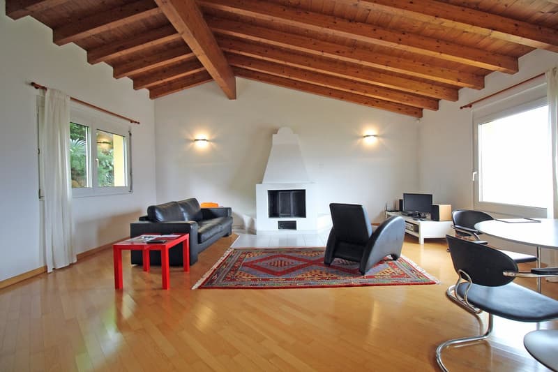 Attico di 2,5 locali con vista lago (1)