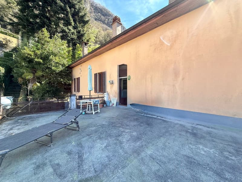 Grande casa immersa nel verde con parco edificabile (6)