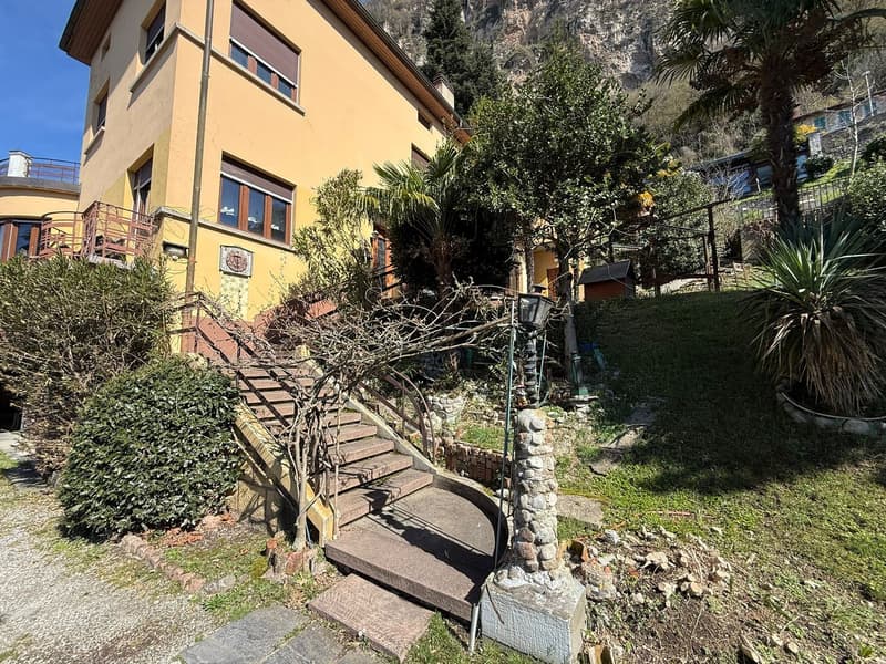 Grande casa immersa nel verde con parco edificabile (2)