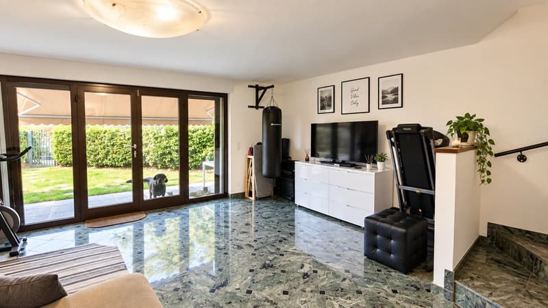 Villetta d’angolo con giardino, piscina condominiale (6)