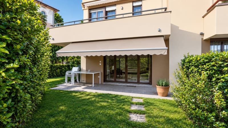 Villetta d’angolo con giardino, piscina condominiale (2)