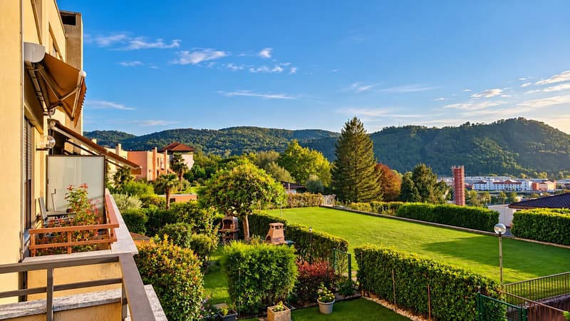 Villetta d’angolo con giardino, piscina condominiale (3)
