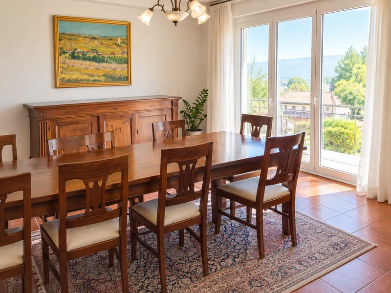 Casa unifamiliare con ampi spazi, giardino e vista aperta sulle montagne (10)