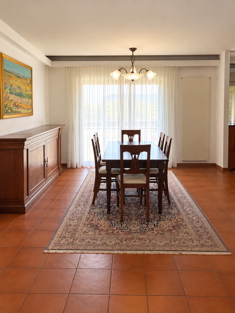 Casa unifamiliare con ampi spazi, giardino e vista aperta sulle montagne (8)