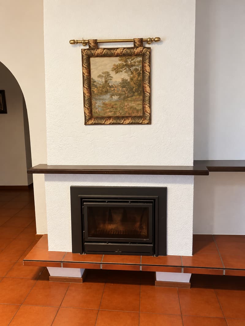 Casa unifamiliare con ampi spazi, giardino e vista aperta sulle montagne (6)