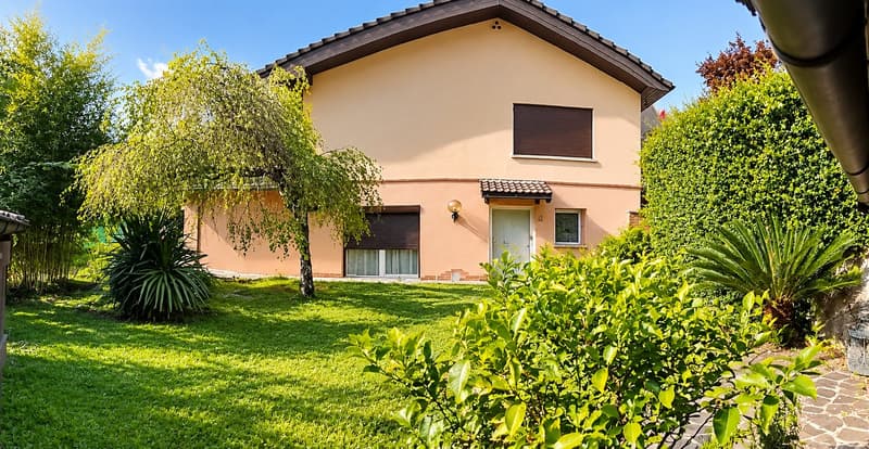 Casa unifamiliare con ampi spazi, giardino e vista aperta sulle montagne (5)