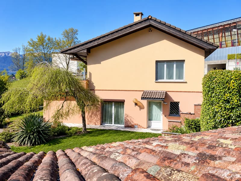 Casa unifamiliare con ampi spazi, giardino e vista aperta sulle montagne (4)