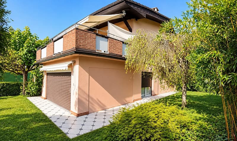 Casa unifamiliare con ampi spazi, giardino e vista aperta sulle montagne (3)