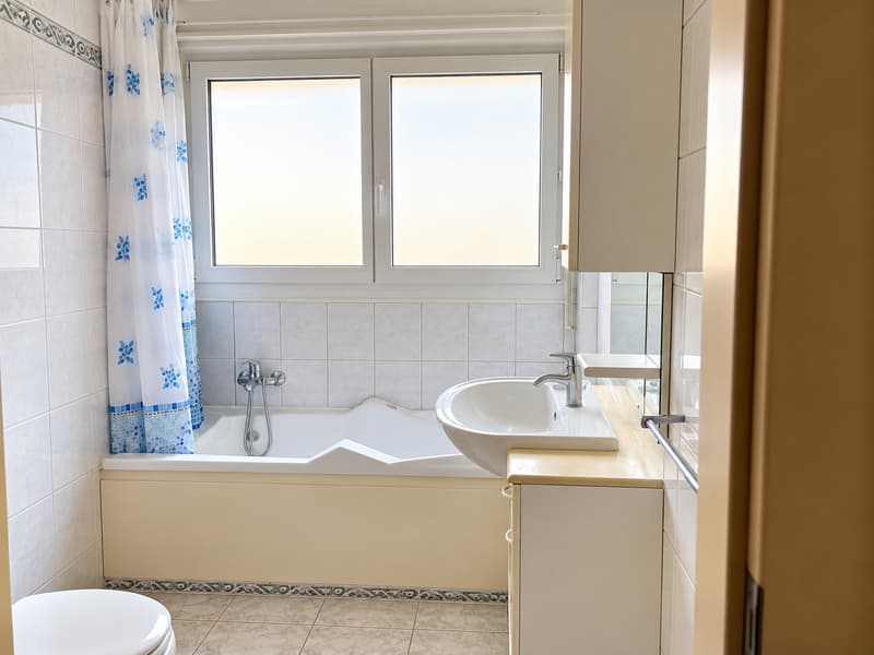 Casa unifamiliare con ampi spazi, giardino e vista aperta sulle montagne (17)