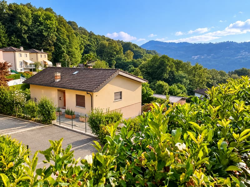 Casa unifamiliare con ampi spazi, giardino e vista aperta sulle montagne (2)