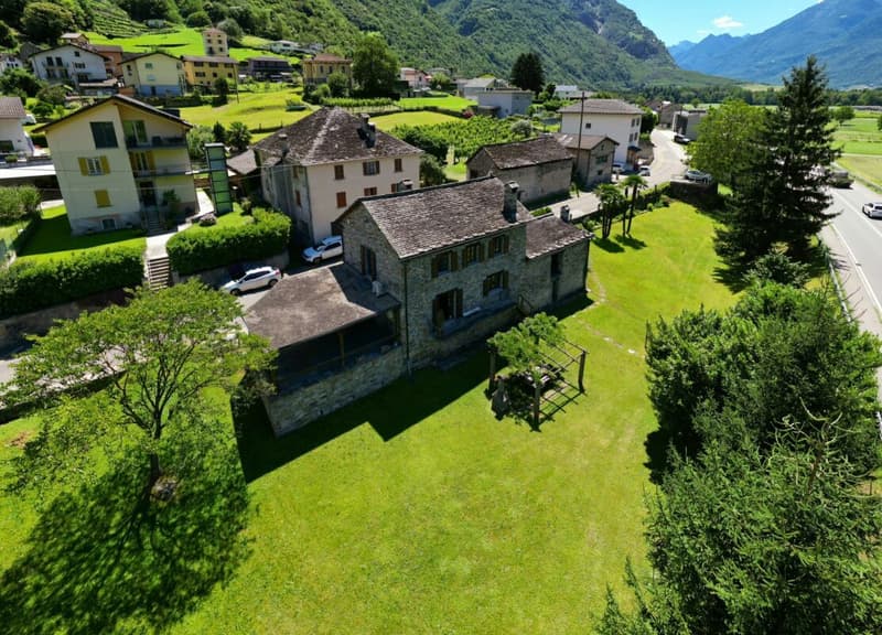 "Casa Ticinese di 5 ½ locali con grande terreno e soleggiata"