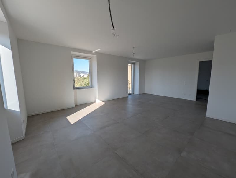 empty room, white walls, tiled floor, windows, balcony