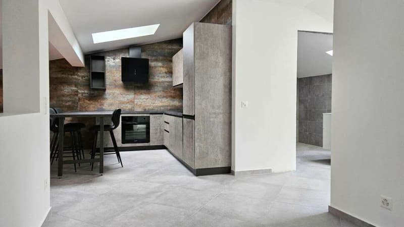 APPARTAMENTO MANSARDATO A CAPOLAGO (4)