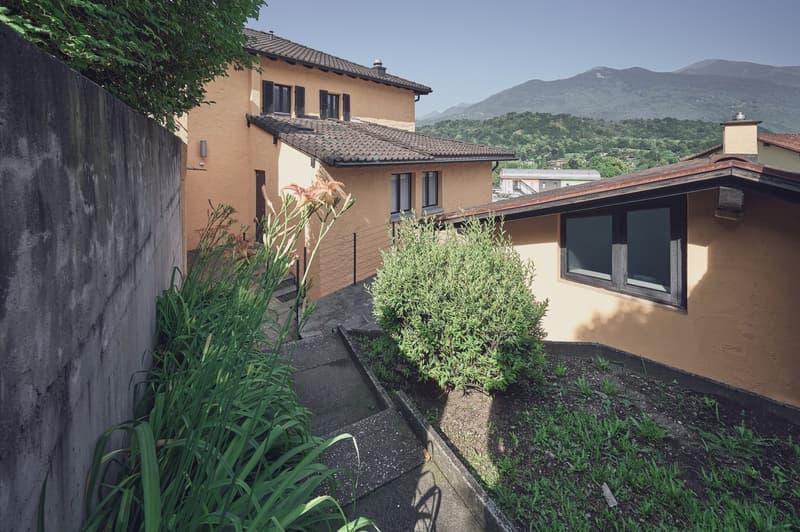 Affittasi grande casa di 11 locali immersa nel verde a Origlio (11)