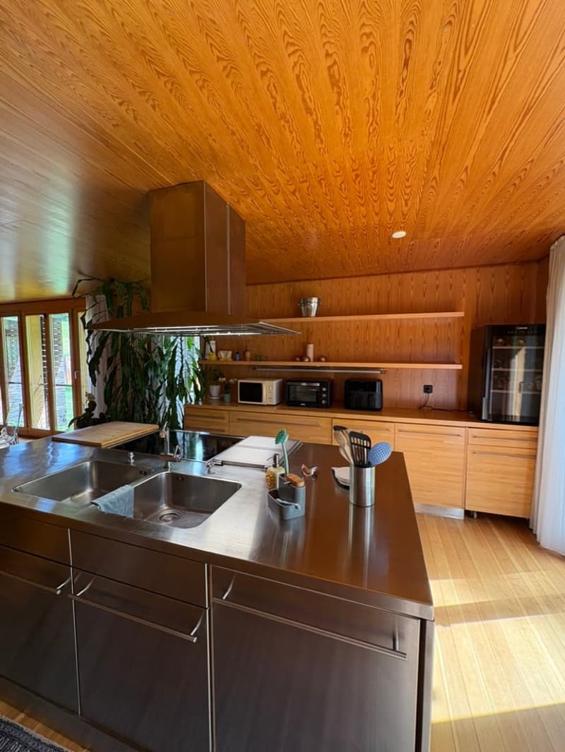Casa di design in legno immersa nel verde (12)