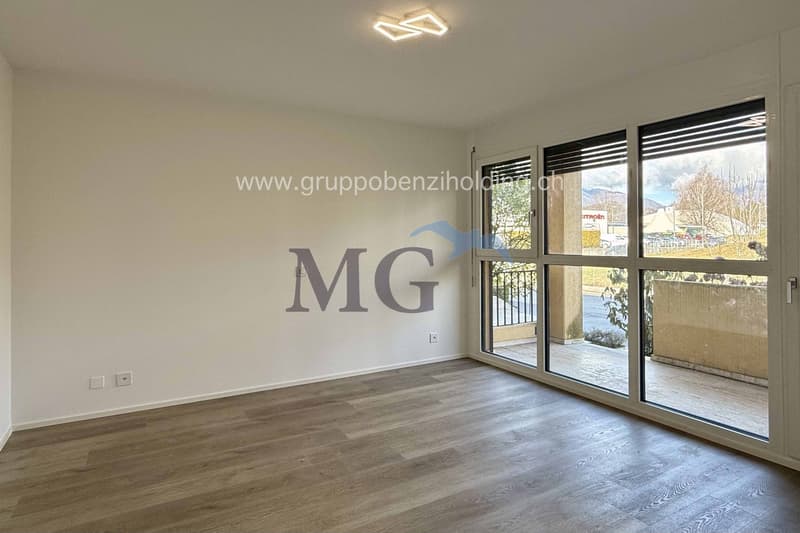 empty room, wooden floor, sliding glass doors, balcony, white walls