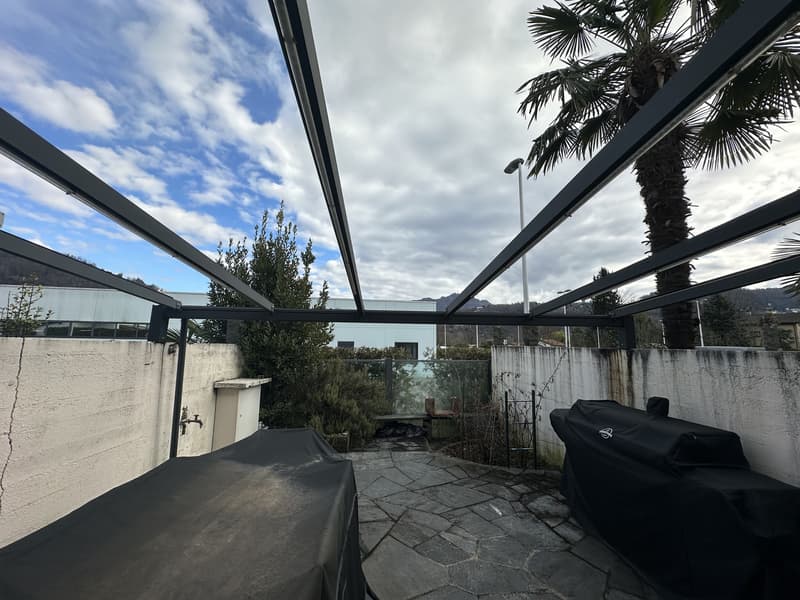 VENDESI LUMINOSA VILLA A SCHIERA (4)