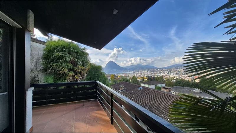 Villa vista lago con giardino e piscina (2)