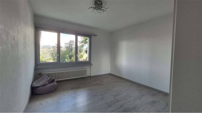 Villa vista lago con giardino e piscina (13)