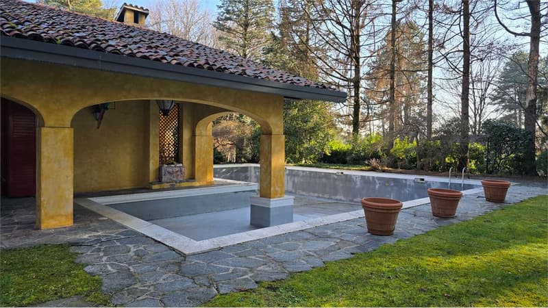Esclusiva villa con piscina nelGolf Club Pinetina (4)