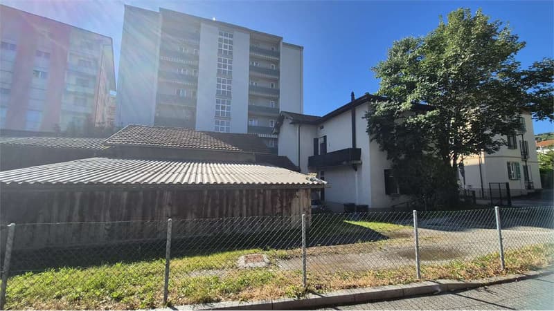 Casa indipendente con ampio giardino edificabile nel cuore di Chiasso (6)