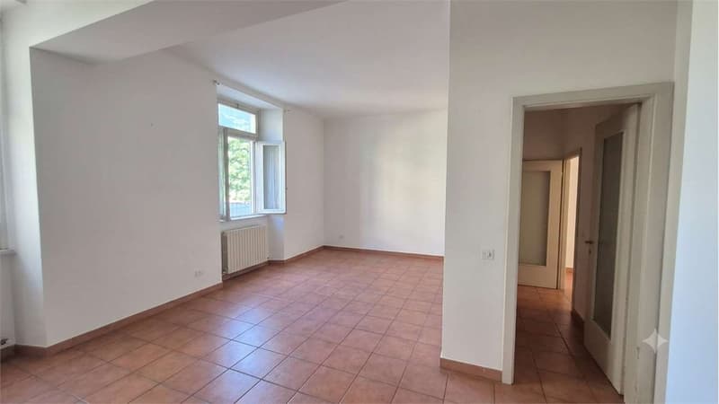 Casa indipendente con ampio giardino edificabile nel cuore di Chiasso (7)