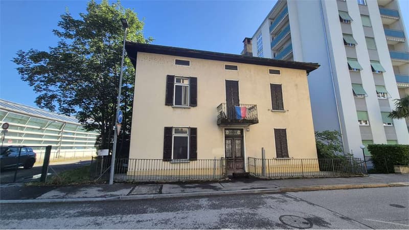 Casa indipendente con ampio giardino edificabile nel cuore di Chiasso (2)