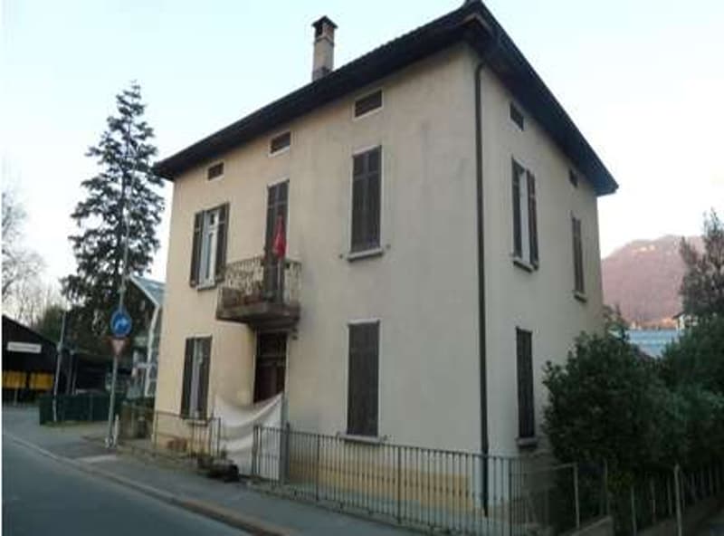Casa indipendente con ampio giardino edificabile nel cuore di Chiasso (3)