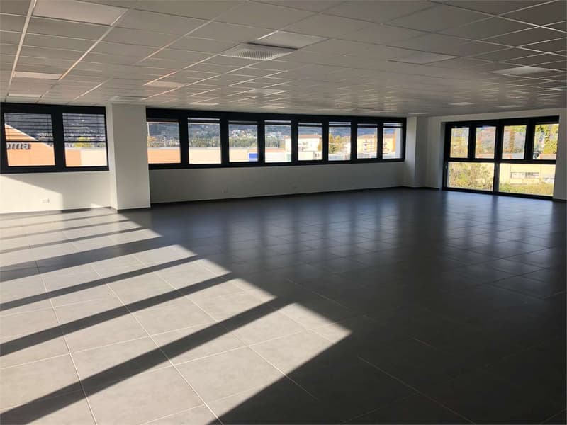 Affittasi moderno spazio commerciale di 232 m² a Giubiasco (2)