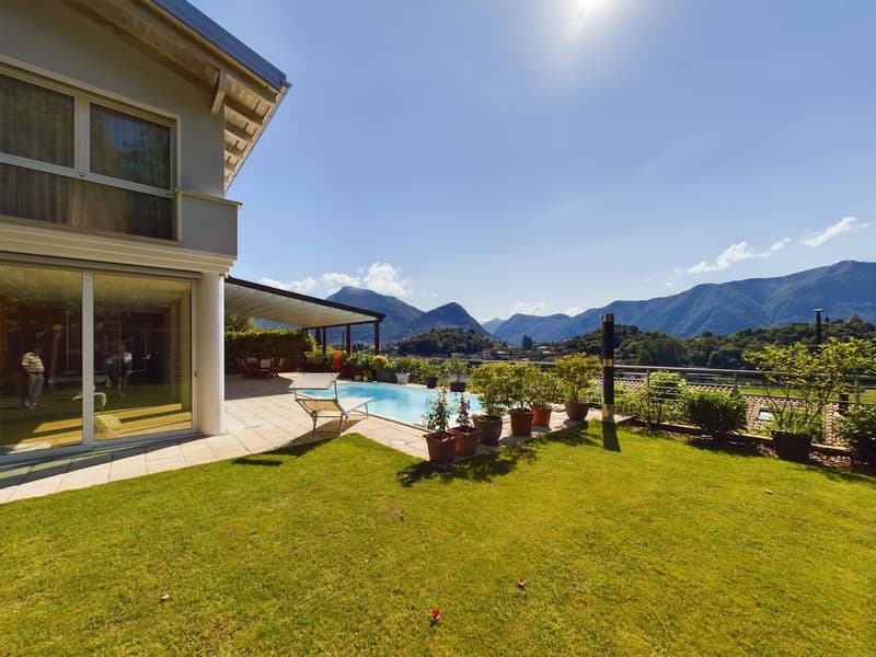 Esclusiva Villa in Posizione Privilegiata con Vista Panoramica sul Lago di Muzzano (2)