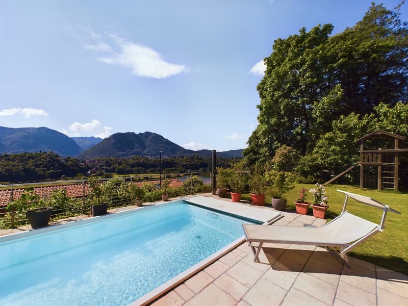 Esclusiva Villa in Posizione Privilegiata con Vista Panoramica sul Lago di Muzzano (1)