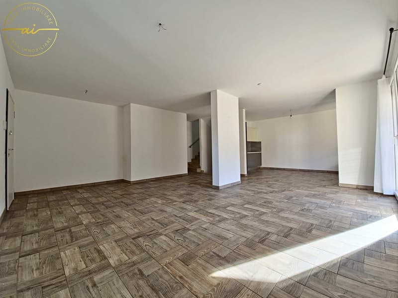 SPLENDIDA CASA DI TESTA CON GIARDINO PRIVATO A CRESCIANO (4)