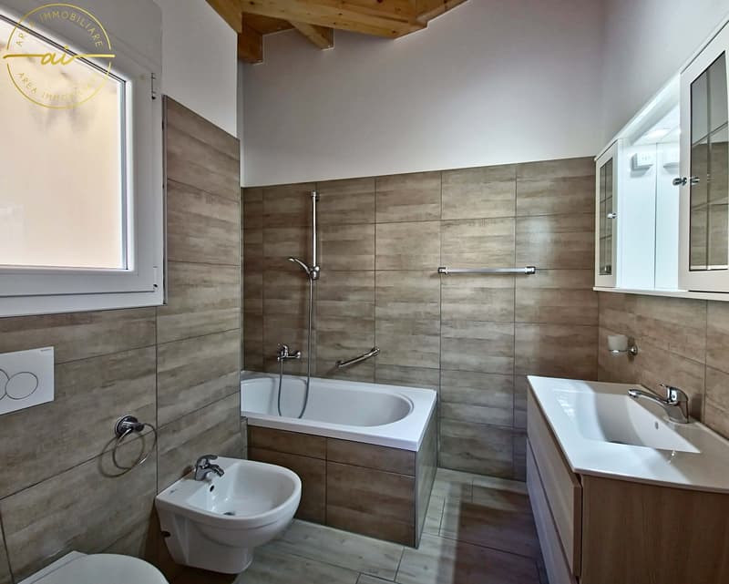 SPLENDIDA CASA DI TESTA CON GIARDINO PRIVATO A CRESCIANO (12)