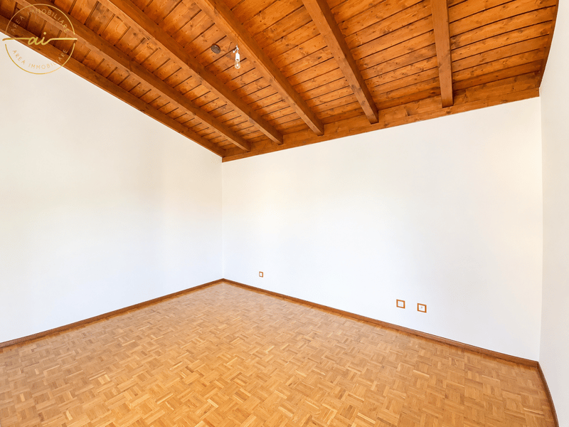 AMPIA CASA DI 5.5 LOCALI CON GIARDINO IN ZONA VERDE A STABIO (12)