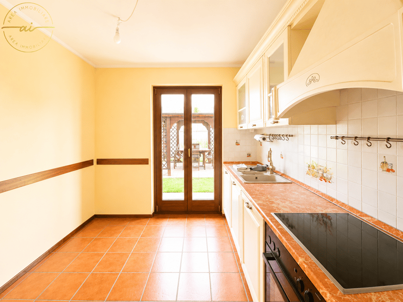 AMPIA CASA DI 5.5 LOCALI CON GIARDINO IN ZONA VERDE A STABIO (8)