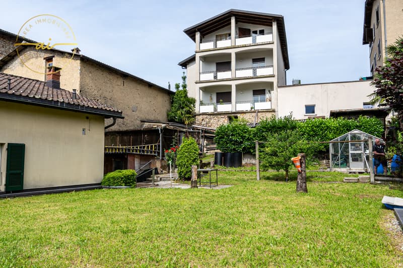 Casa unifamiliare con locale commerciale annesso (3)