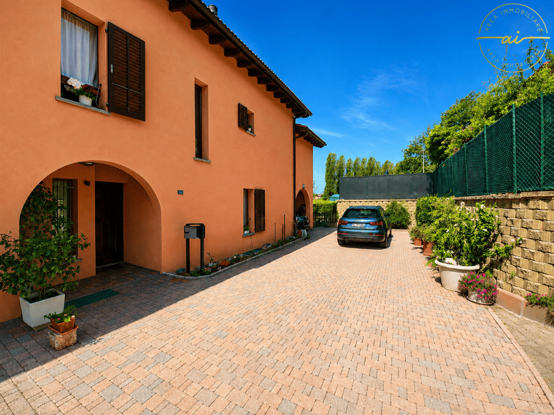 ACCOGLIENTE E CURATA CASA UNIFAMILIARE CON GIARDINO (3)