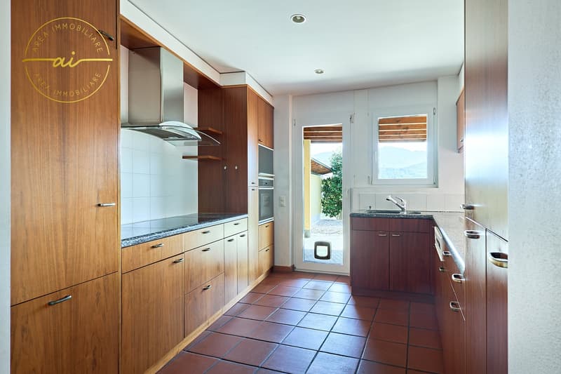 VILLA CON STUDIO SEPARATO E MERAVIGLIOSO GIARDINO (5)