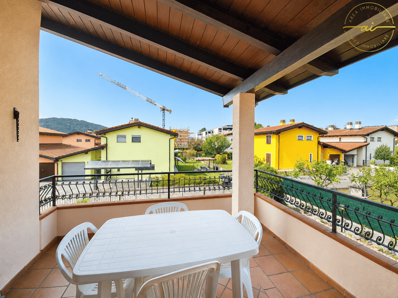 AMPIA CASA DI 5.5 LOCALI CON GIARDINO IN ZONA VERDE A STABIO (11)