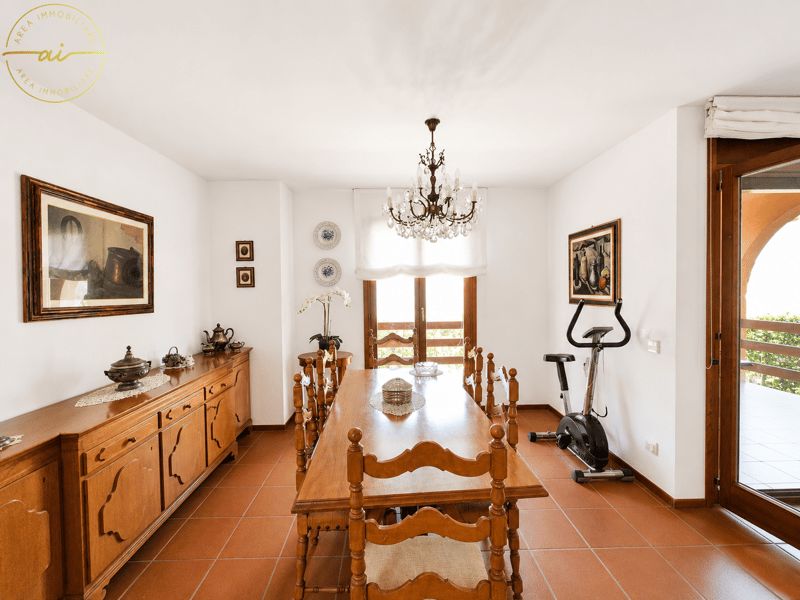 ACCOGLIENTE E CURATA CASA UNIFAMILIARE CON GIARDINO (8)