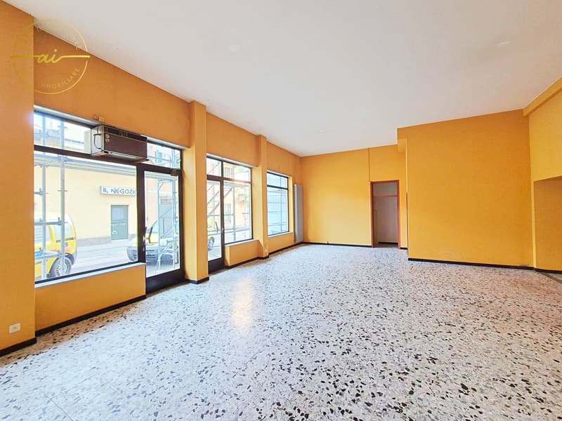 Spazio commerciale con vetrina in zona centrale (2)