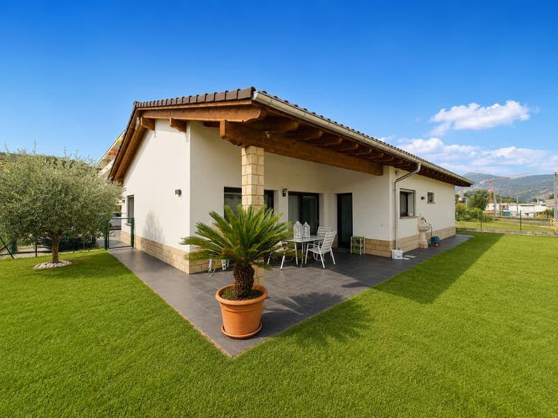VILLA MODERNA DI 6.5 LOCALI CON AMPIO GIARDINO A STABIO (1)