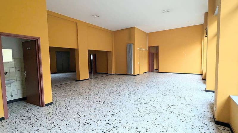 Chiasso, 3,5 con posti auto, loc..commerciale