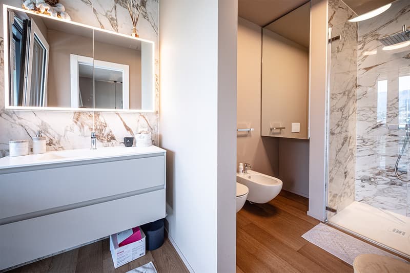Moderno appartamento con ampia terrazza Vista Lago (12)