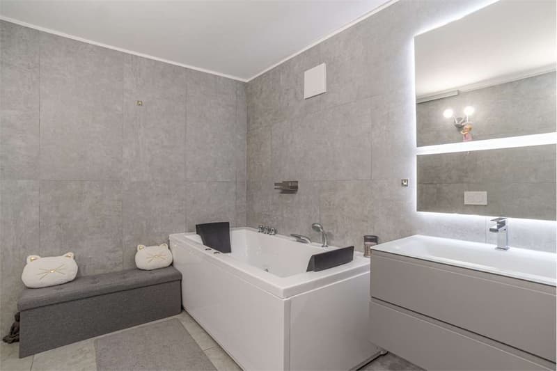 Triplex con parziale vista lago e giardino privato. (12)