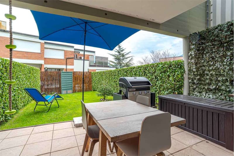 Triplex con parziale vista lago e giardino privato. (2)